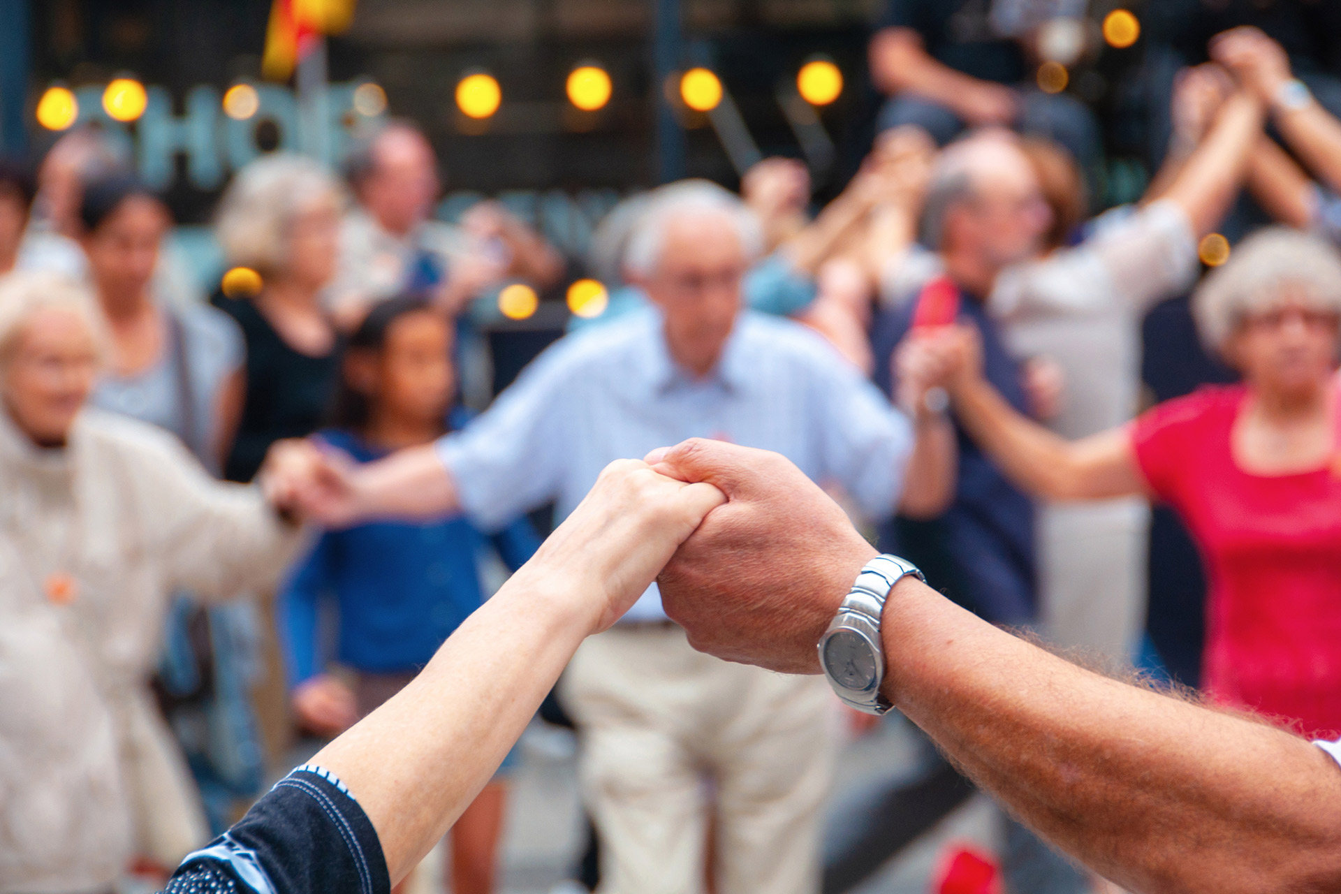 Vue de personnes âgées se tenant par la main et dansant la danse nationale Sardana